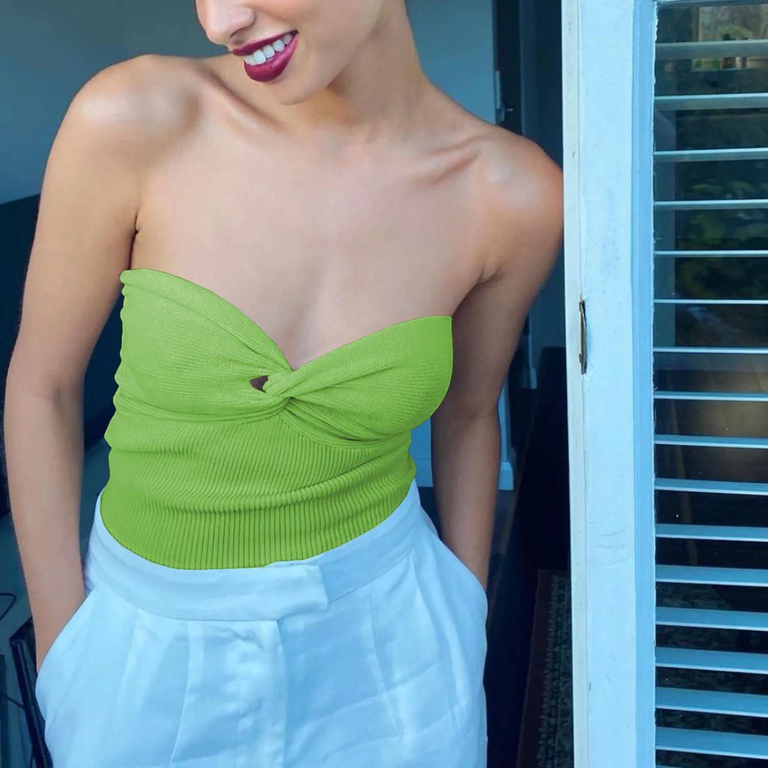 

Кроп-топ женский трикотажный с открытыми плечами и глубоким вырезом