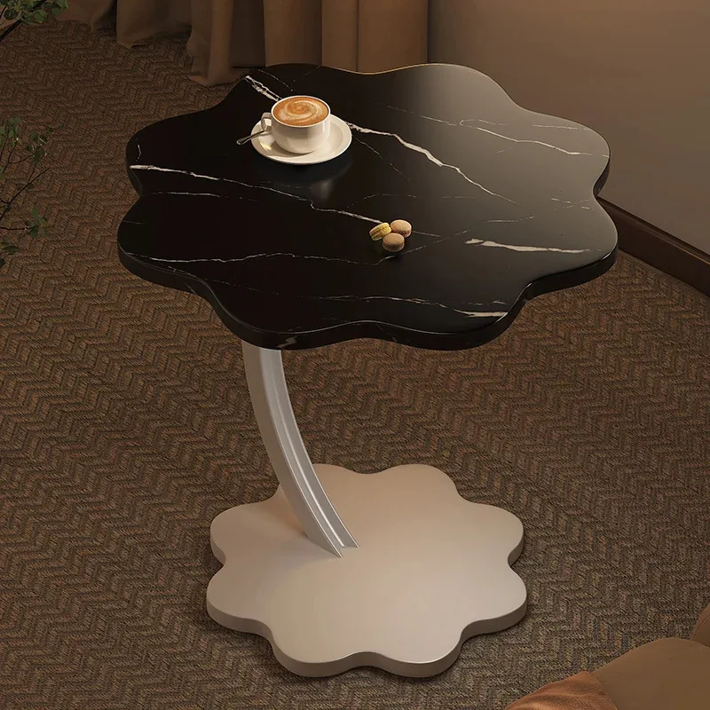 Деревянный металлический приставной столик с высокими книгами фотоальбом