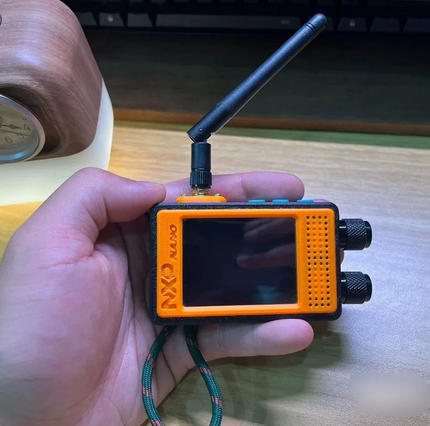 Фото Мини-карманный TEF6686 ESP32 NXP-NANO Многодиапазонный радиоприемник 2,4 дюйма IPS с сенсорным экраном, 2000 мАч EDC Портативный FM/LW/MW/SW/AIR-приемник №3