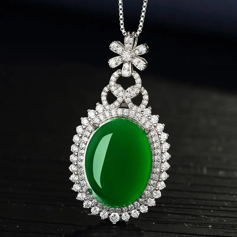 

Exquisite Fashion Oval Simulation Jade Inlaid Silver Plated Metal Pendant Necklace for Women Girl Elegant Temperament Jewelry