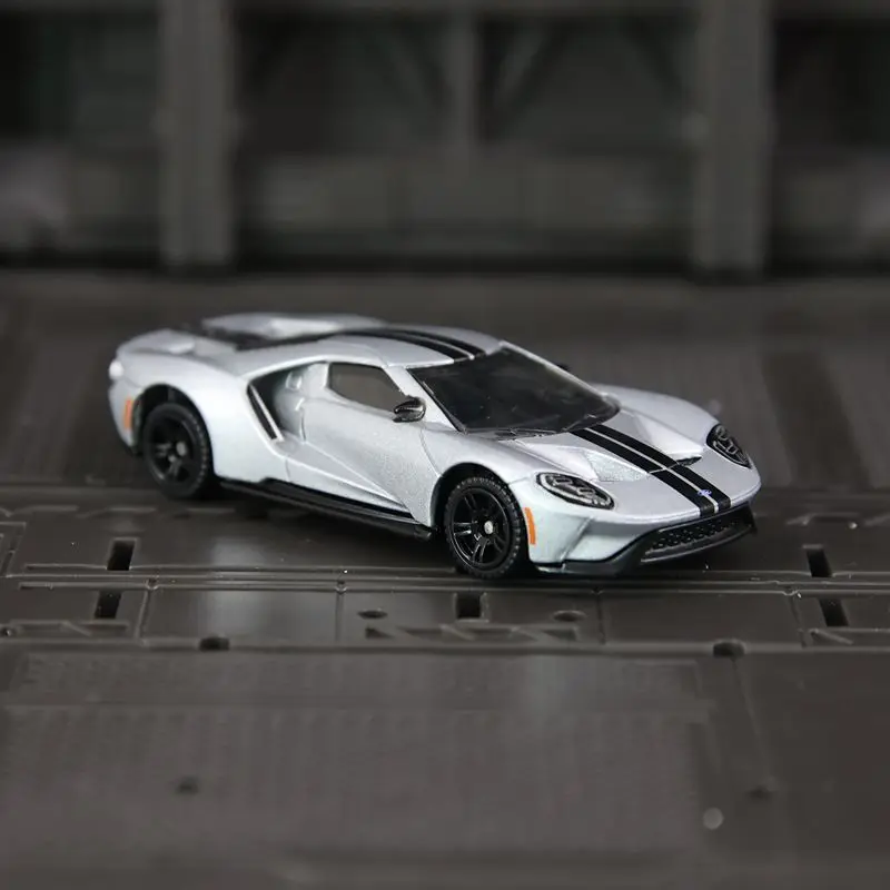 Фото CCA 1:64 Ford GT 2017 из амортизирующего сплава, подходит для коллекции и может быть подарен друзьям на день рождения. №5