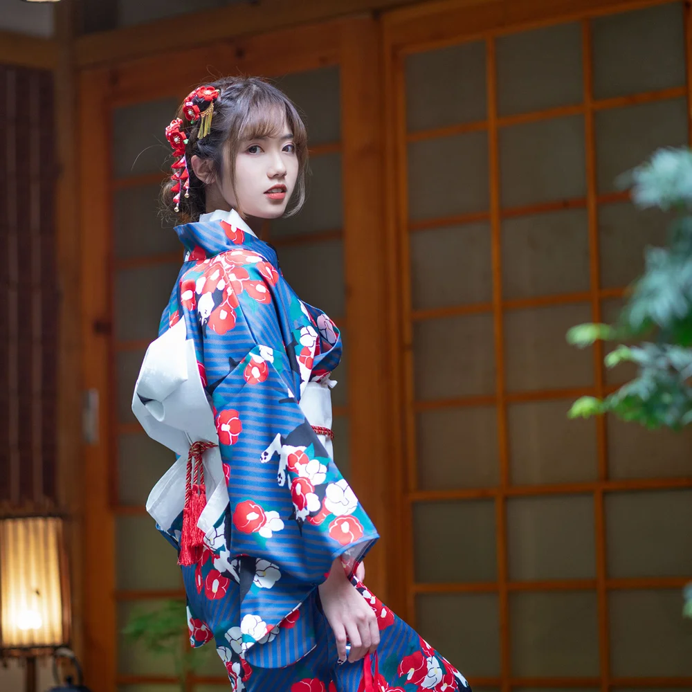 Женское традиционное кимоно в японском стиле синего цвета с милым принтом
