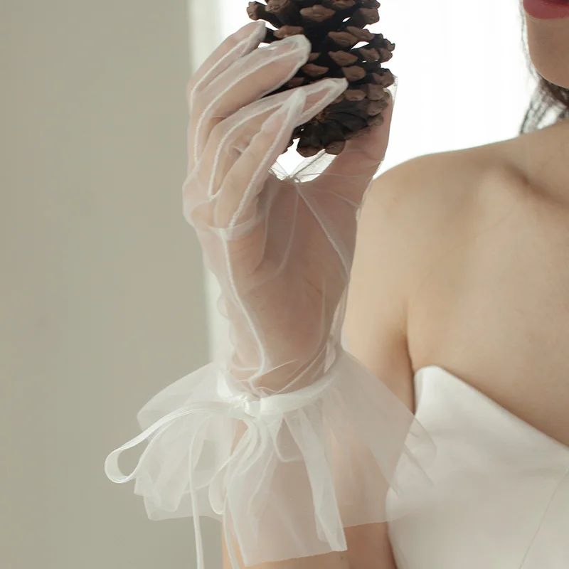 

Elegant Wedding Bridal Gloves Soft Tulle Ruffle Short White Wrist Brides Bridesmaid Gloves Women Marriage Accessories