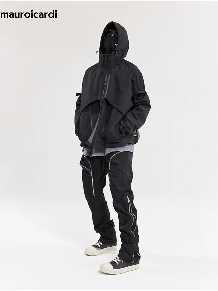 

Mauroicardi Spring Cool Оверсайз Водонепроницаемые Ветрозащитные Черные Куртки Techwear Мужчины с множеством молний и ветровкой с капюшоном 2023 Роскошная...