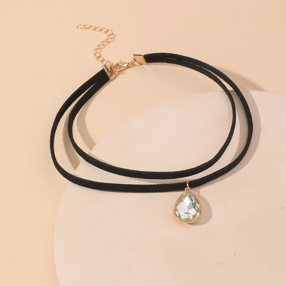 Бархатный чокер для женщин