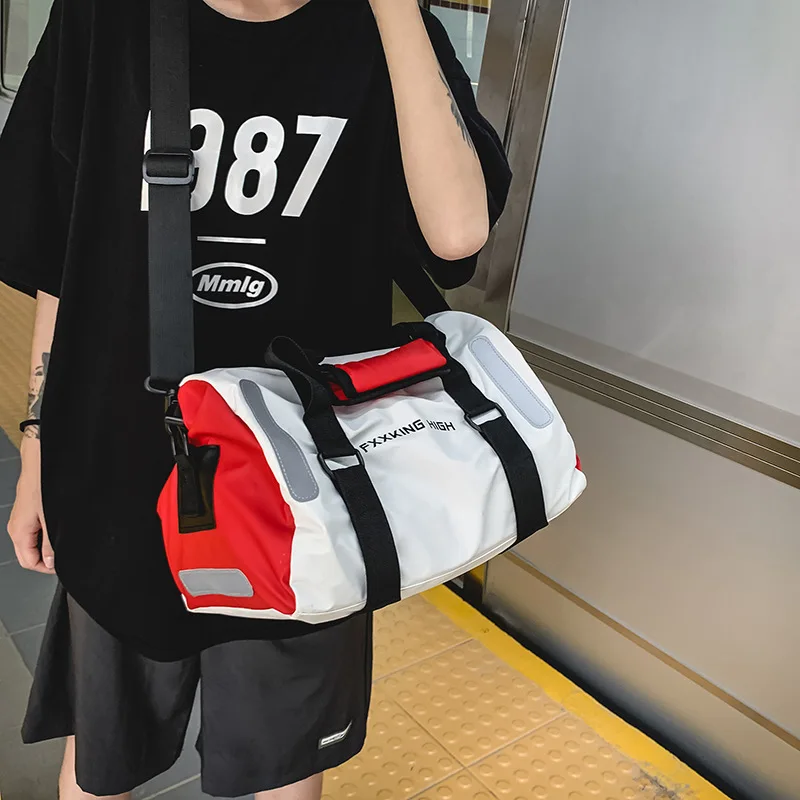 Вместительная спортивная сумка для фитнеса