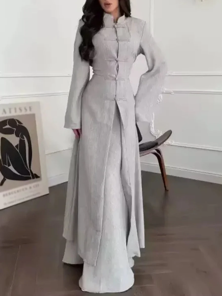 Фото TWOTWINSTYLE Женский комплект из двух предметов: свободный жакет с воротником-стойкой и длинными рукавами, а также юбка миди с высокой талией, украшенные пуговицами и шнуровкой. №2
