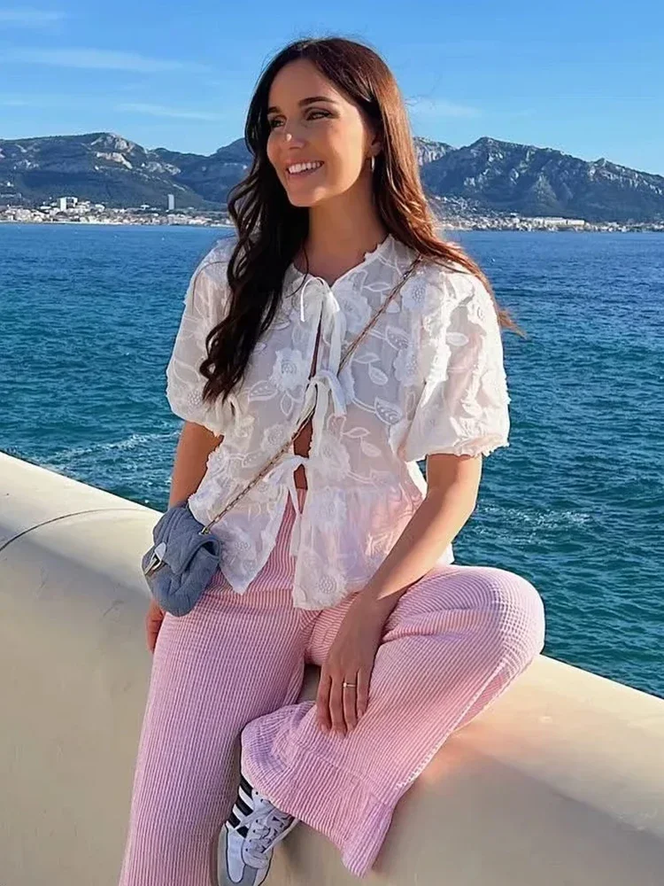 Женская блузка с цветочной вышивкой круглым вырезом и пышными рукавами