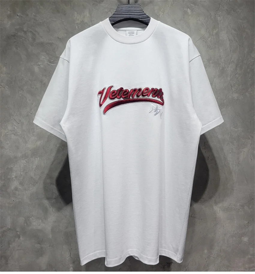 

Top Version 1:1 New Red Embroidery Vetements T-shirt Men Women Oversized T Shirt Casual Black Vtm Tops Tee