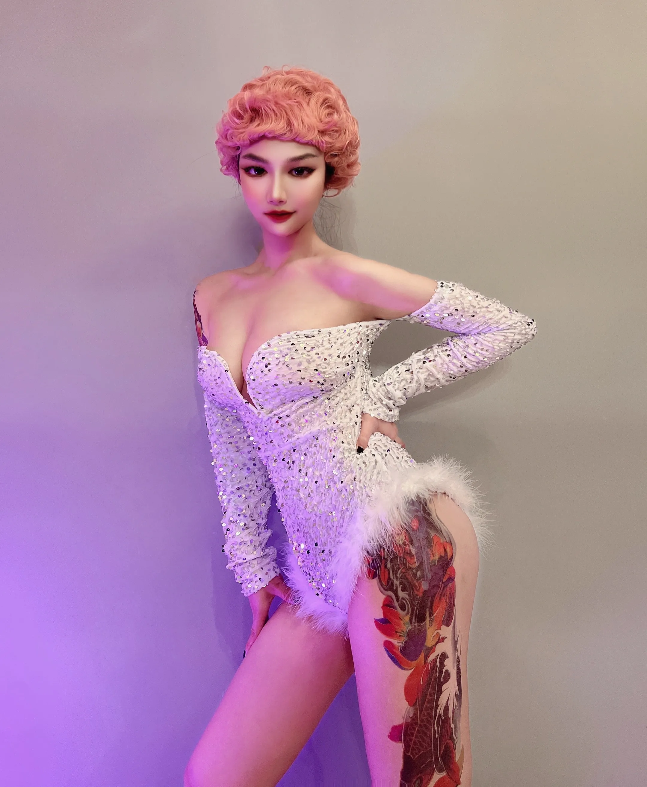 Женское платье с блестками белое боди высоким разрезом и перьями в европейском