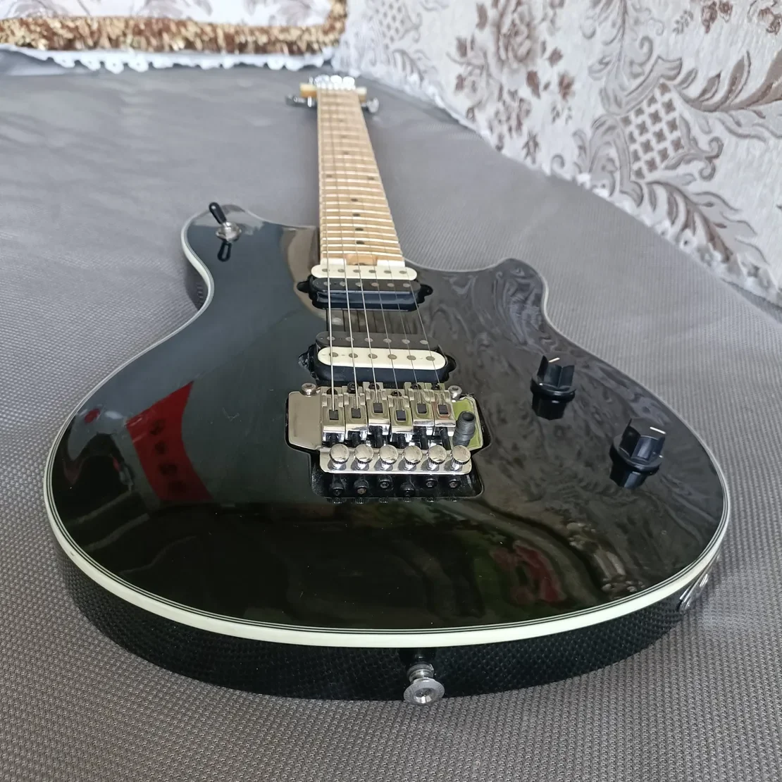 

Custom Gloss Black Finish Electric Guitar 24 Frets Maple Neck And Fretboard Double Shake In Stork