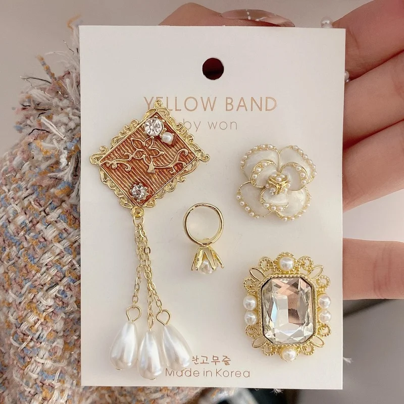 

Women Statement Long Gold Metal Rhinestone Chain suit Brooches New Vintage Crystal Alloy Collar Pins High Quality Jewelry Gifts