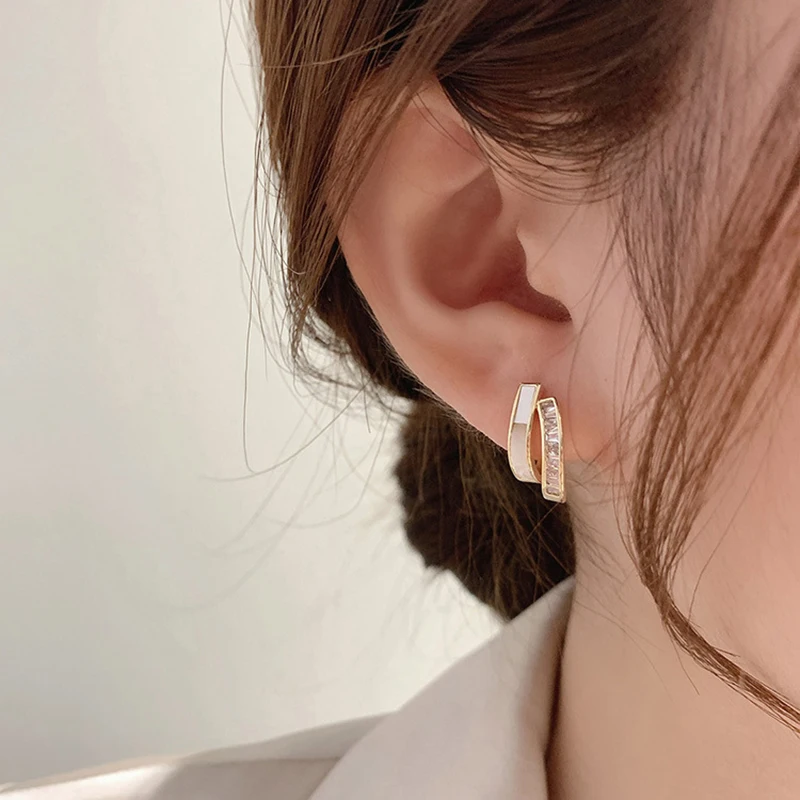 

Design sense zirconia shell earrings female 2022 new tide summer light luxury senior sense earrings female sterling silver hundr