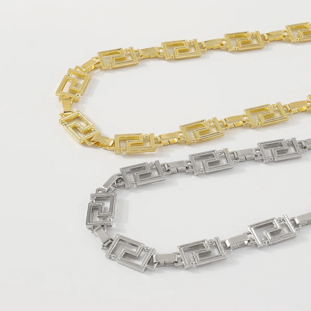 Punk hip-hop necklace creative maze S-shaped geometric necklace with exaggerated personality and metal wind necklace.