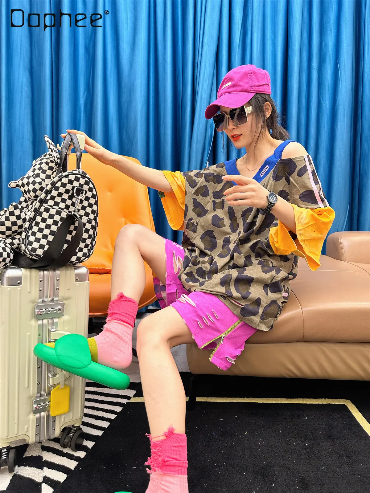 

Футболка женская оверсайз с леопардовым принтом, модный пикантный топ с открытыми плечами и V-образным вырезом, Свободный Топ, лето 2023