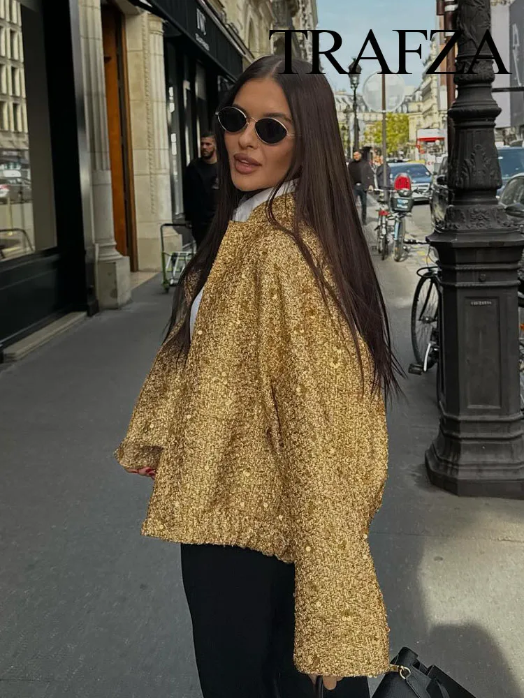 Женская короткая куртка с блестками и украшением