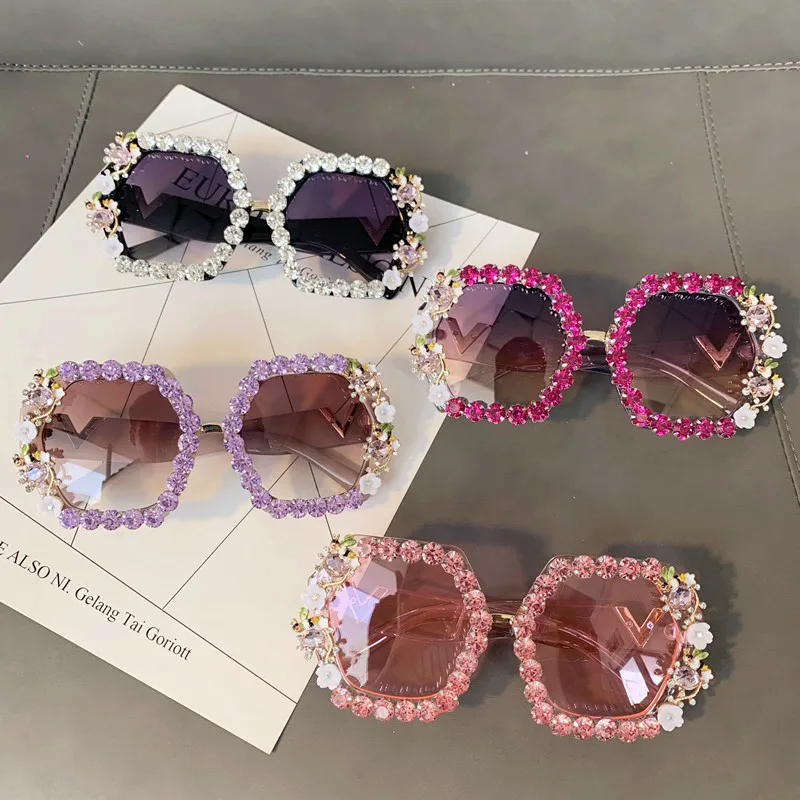 

Crystal Rhinestone Baroque Glasses Women Brand Designer Summer Luxury Ladies Flower Sunglasses for Summer Oculos De Sol Feminino