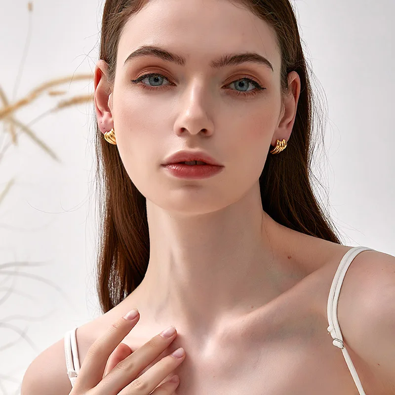 Выставка Маленькие серьги-гвоздики-бананы Простые и универсальные серьги с