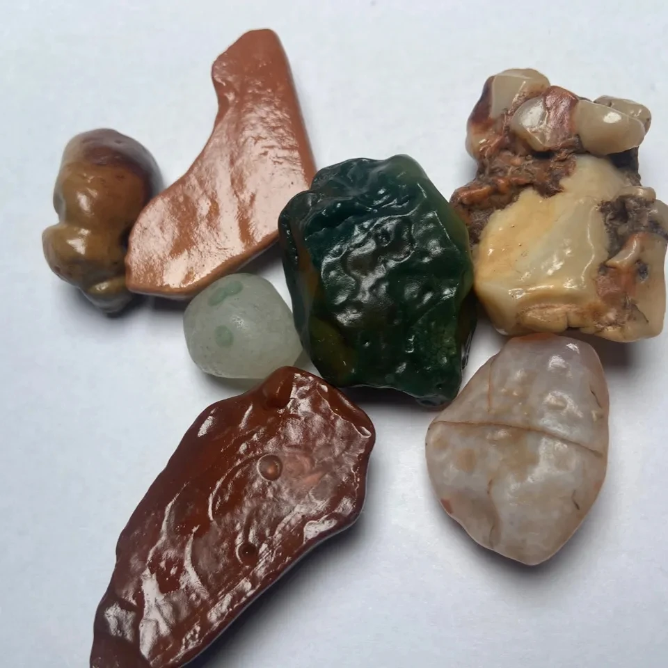 A Plate Of Natural Stone Natural Crystal Alxa Gobi Stone Stone Agate Color Jade Alxa Pure Natural Random