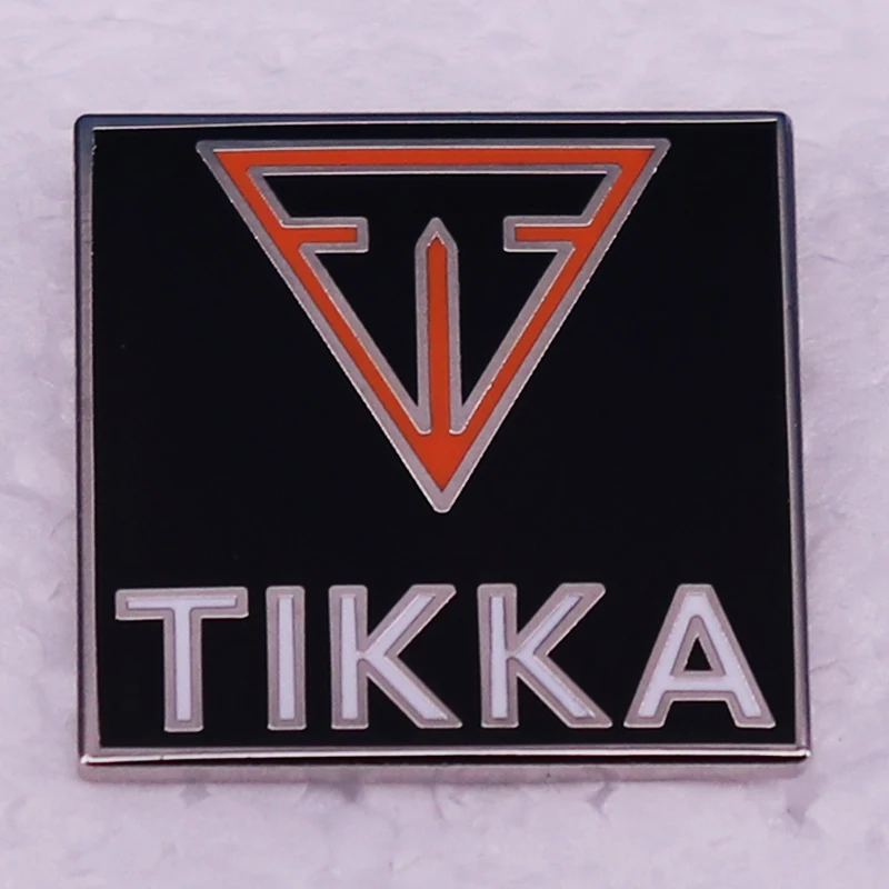 Фото Жесткий эмалированный значок с логотипом финской компании TIKKAs №1