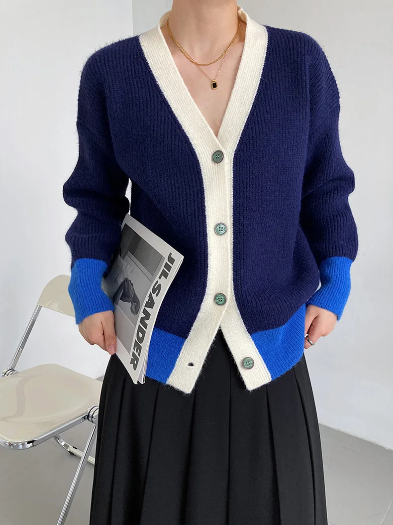 

2022 Lazy Wind Contrast Color Chic Design Loose V-Neck Sweater Autumn and Winter