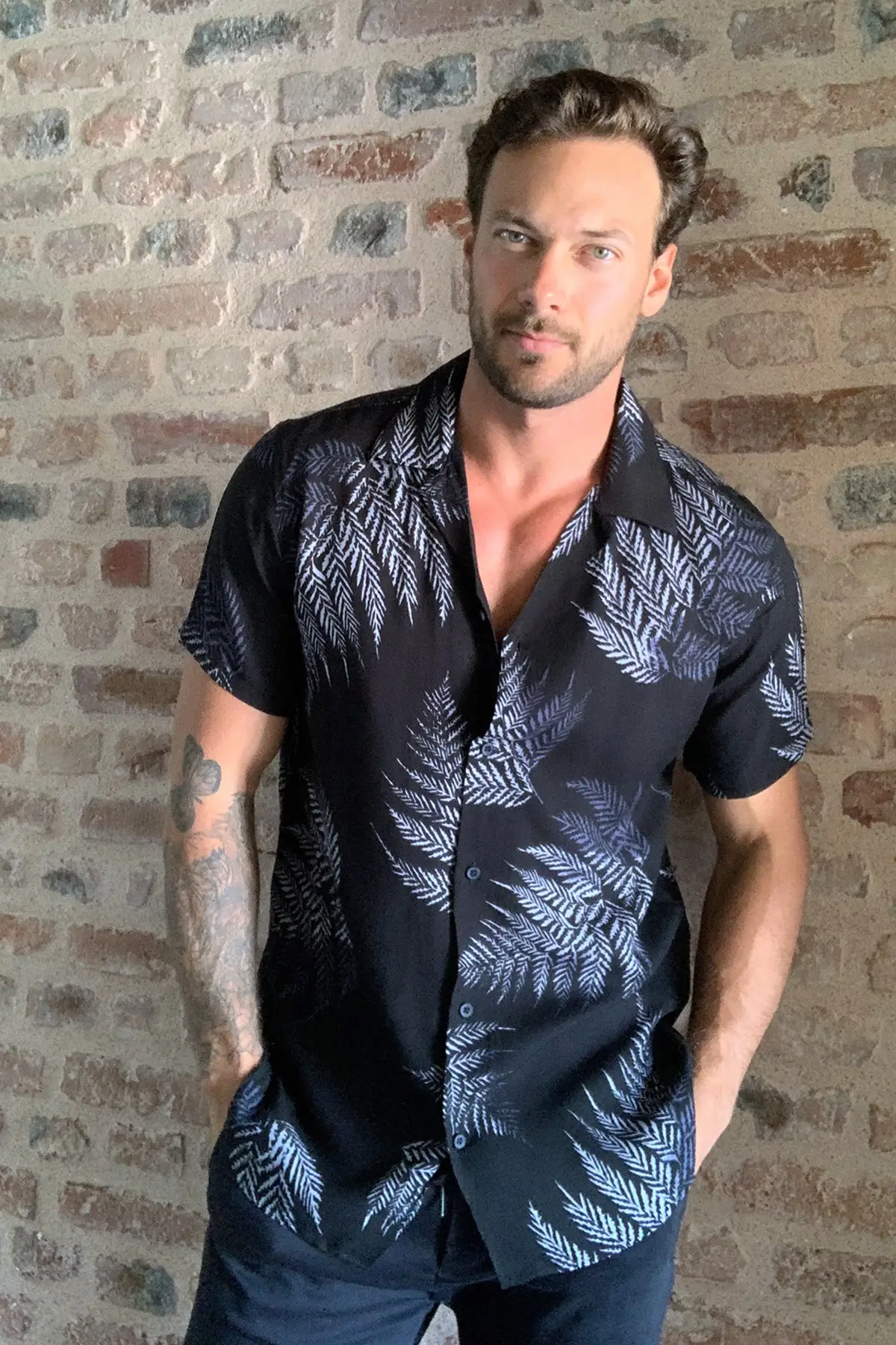 

Мужская черная классическая рубашка с коротким рукавом