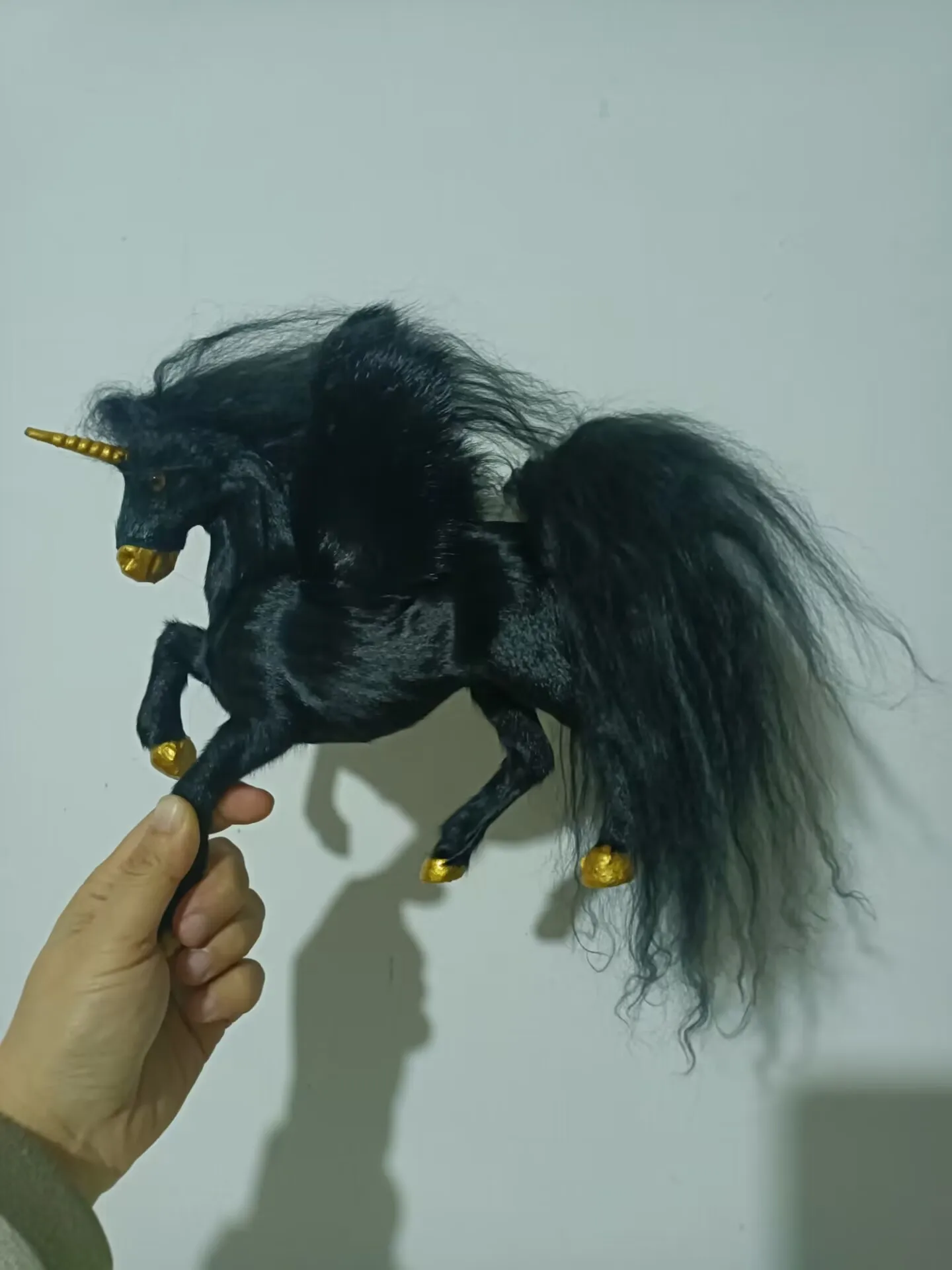 Черная имитация крыльев модель лошади из пластика и меха единорога подарок около