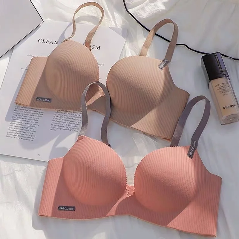 

Reverse q is a popular recommendation for a piece of traceless girls' underwear without steel rings, showing a large gathering