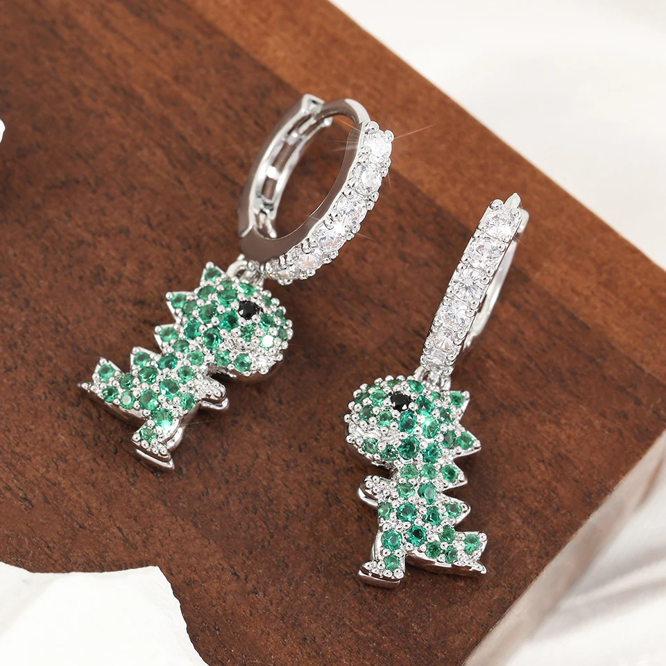 Серьги-кольца ZAKOL с зеленым цирконием в форме динозавра для женщин и девочек.