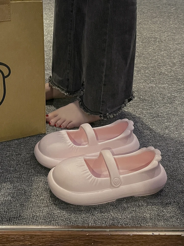 

Сандалии женские кожаные на низком толстом каблуке, с закрытым носком