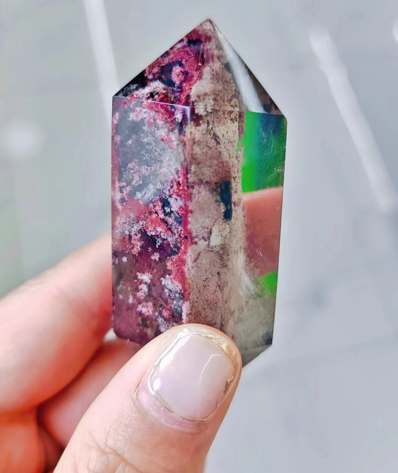 

Природный призрак в виде палочки со стразами