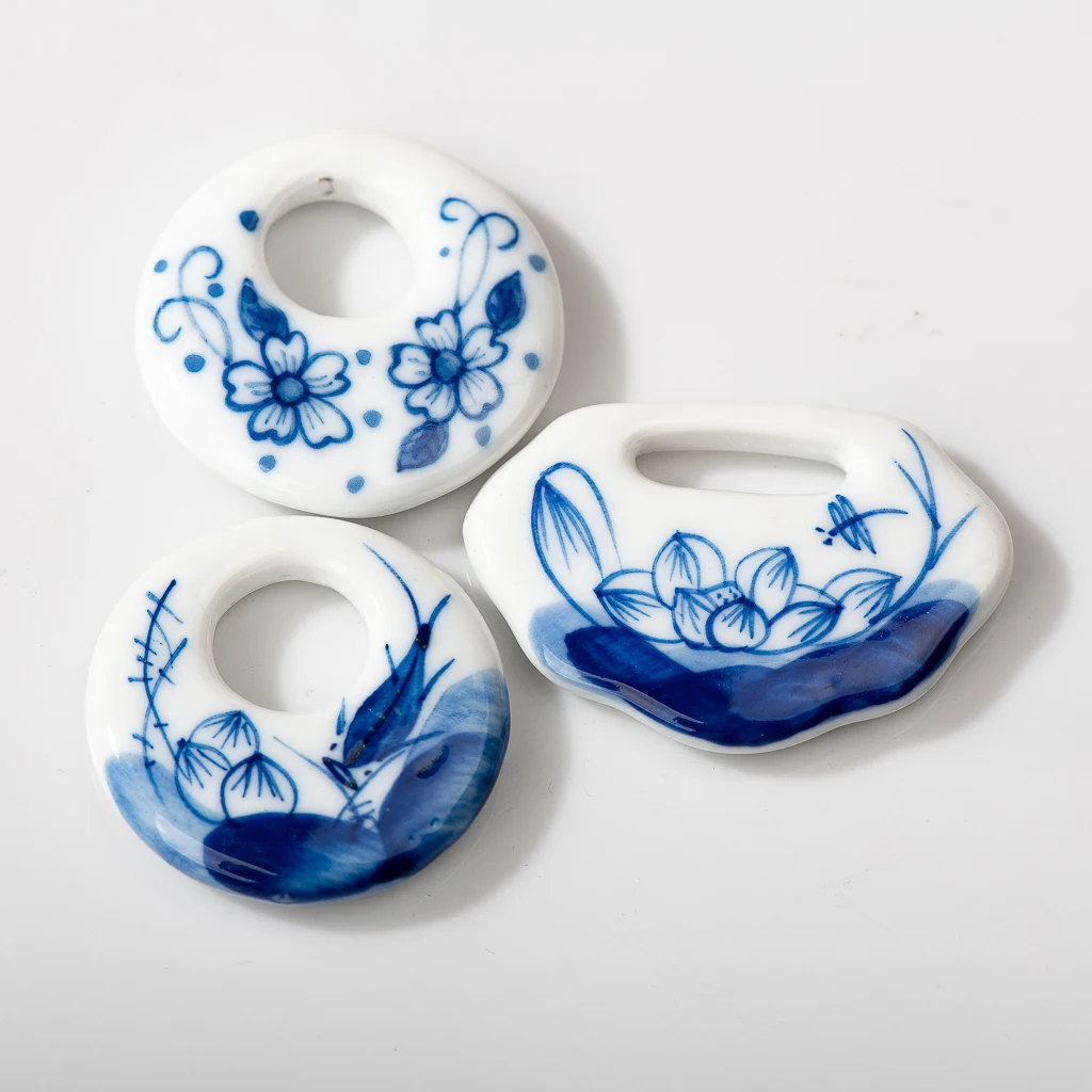 Синий и белый фарфор для рыбы ручная роспись цветы кулон керамические бусы ожерелье аксессуары одна сторона глазурованная ручная работа Z056 Синий и белый фарфор для рыбы ручная роспись цветы кулон керамические бусы ожерелье аксессуары одна сторона глазурованная ручная работа Z056