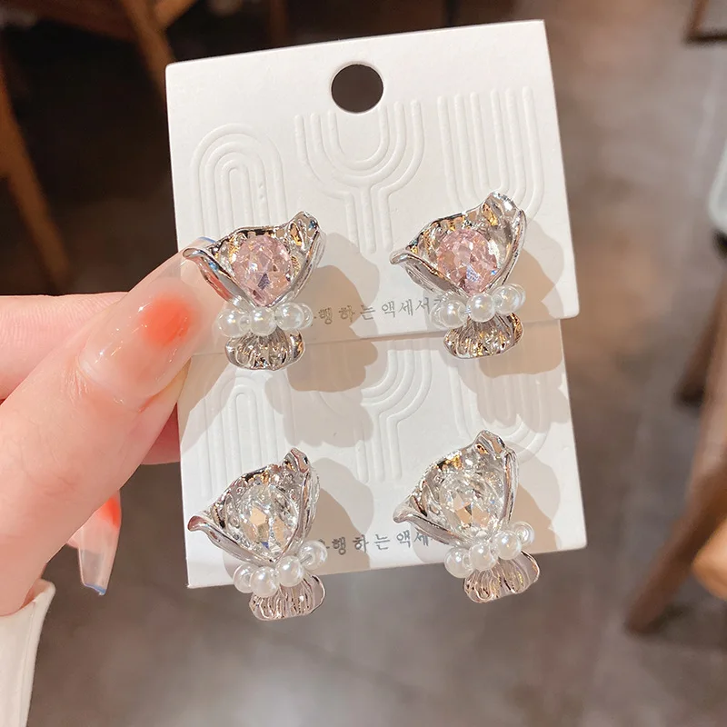 

Silver Needle Pleated Pearl Inlaid Diamond Bouquet Bag Earrings Sweet Cool Design Fashionable Versatile New