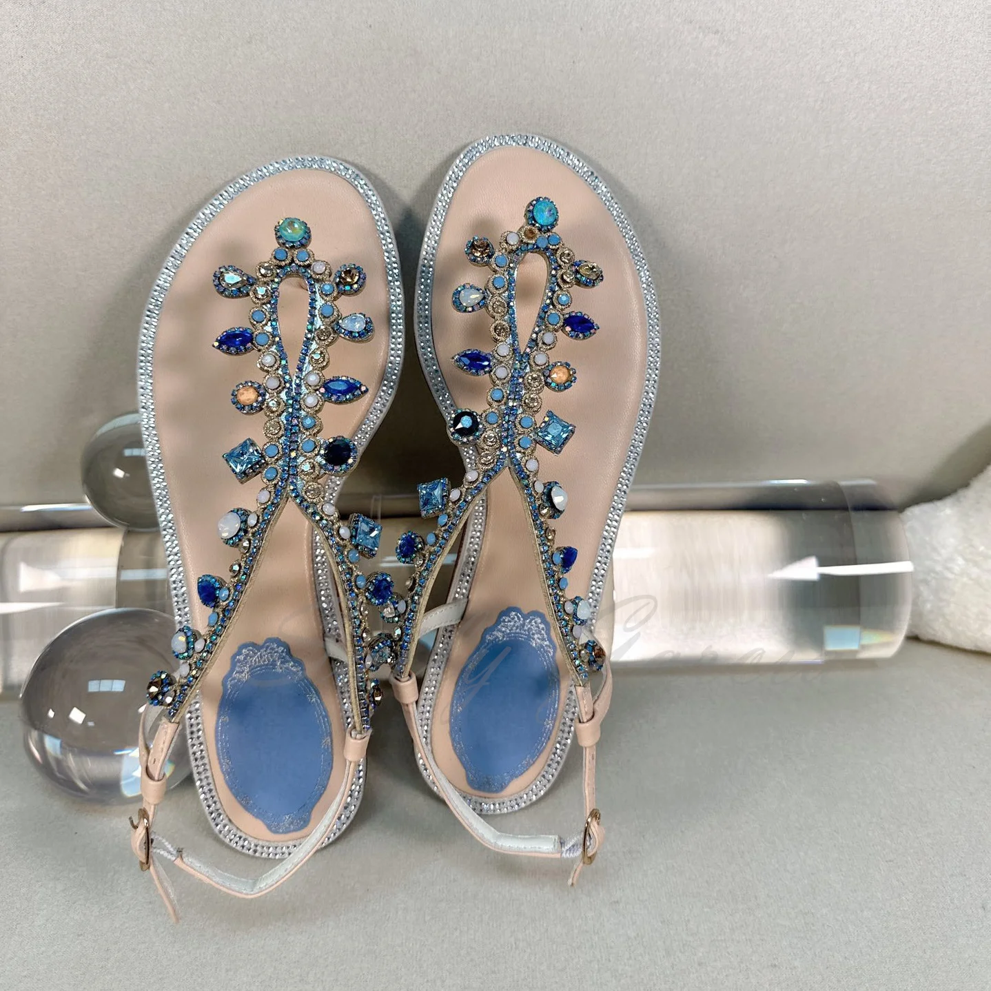 Silver Crystal Sandals Women Flip Flops Rhinestone Holiday Shoes Women Fashion Comfort Runway Buckle Strap Flat Sandals