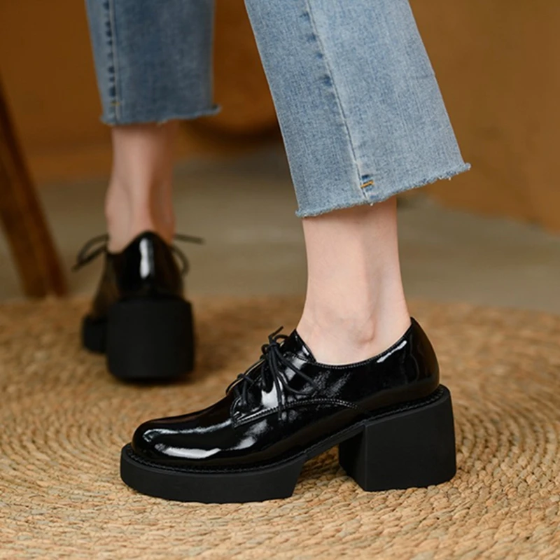 Женские туфли-лодочки из лакированной кожи с круглым носком на платформе и