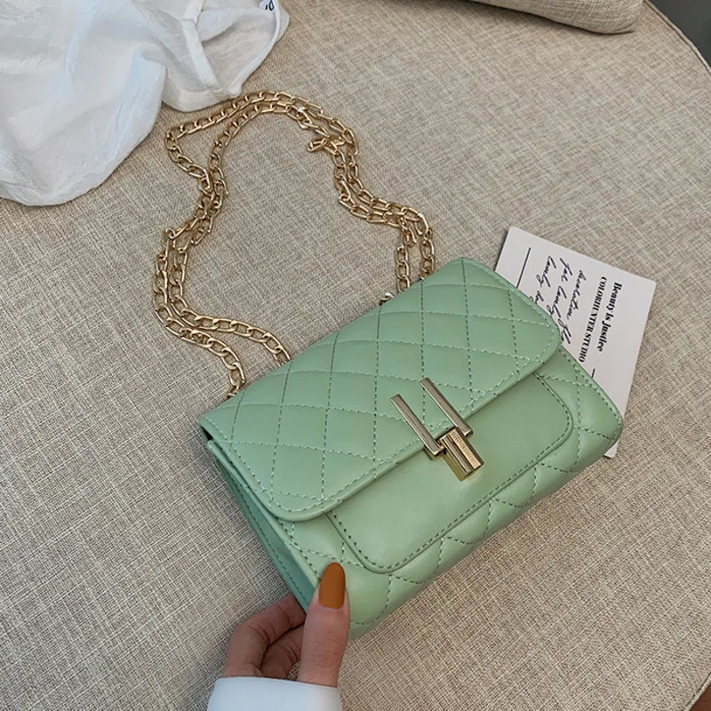 

Женская сумка с вышивкой на цепочке