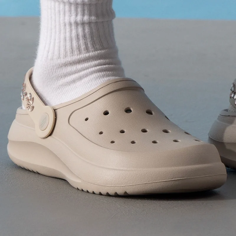 Фото Женские сабо Skechers 111474-NAT 2026, новые, с мягкой подошвой, повседневные сандалии без застежек, пляжная обувь для прогулок, легкая водонепроницаемая обувь для женщин №2