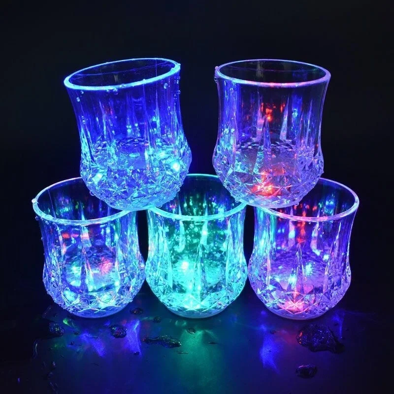 Стаканы светящиеся от воды. Светящийся стакан. Светящиеся кружки. Стакан с подсветкой. Стакан с подсветкой.