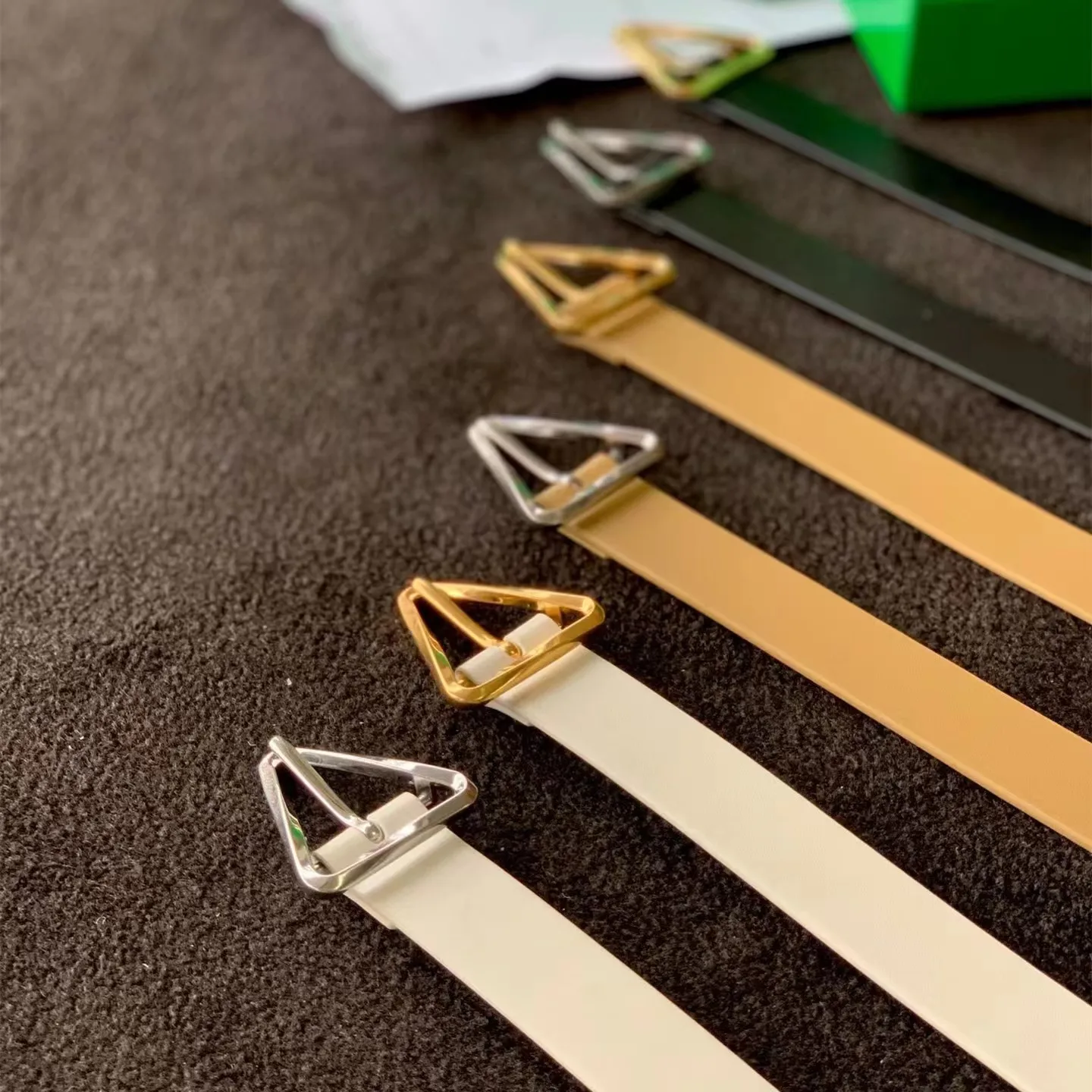 

High sense women's European and American style 2022 fashion new product triangle logo metal belt, fashionable and versatile