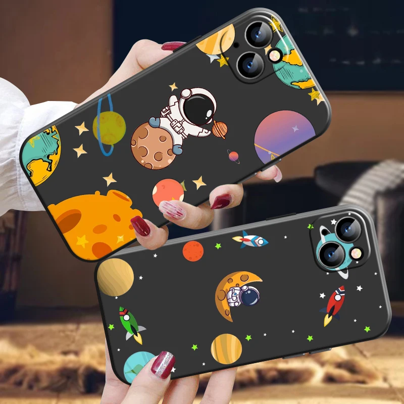 

Cute Astronaut Phone Case For Apple iPhone 13 12 11 Pro 12 13 Mini X XR XS Max SE 6 6s 7 8 Plus Funda Coque Black Back
