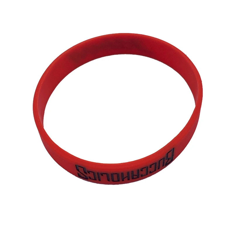 Настраиваемые оранжевые круглые браслеты из ПВХ-силикона с множеством цветов и выдавленным логотипом в большом количестве для клубных спортивных мероприятий.