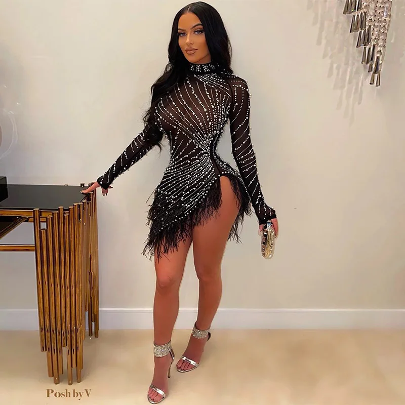 Женское облегающее платье с длинным рукавом и перьями
