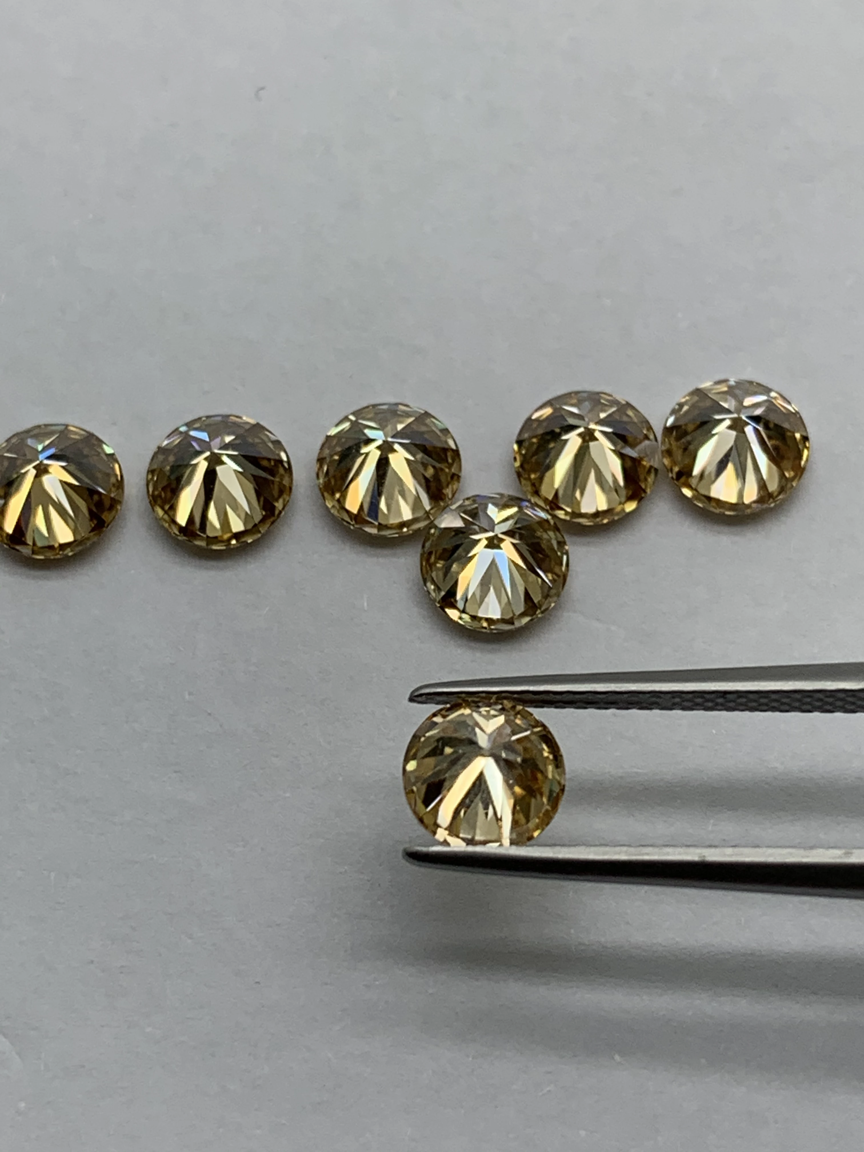 

Камень с муассанитом, самая дешевая цена от производителя, цвет шампанского/бирюзы, круглый вырез, сертифицированный лабораторный Выращенн...