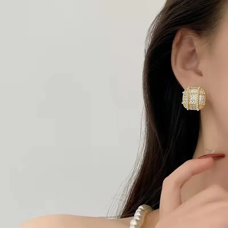 Геометрические клетчатые серьги с инкрустацией жемчугом и бриллиантами