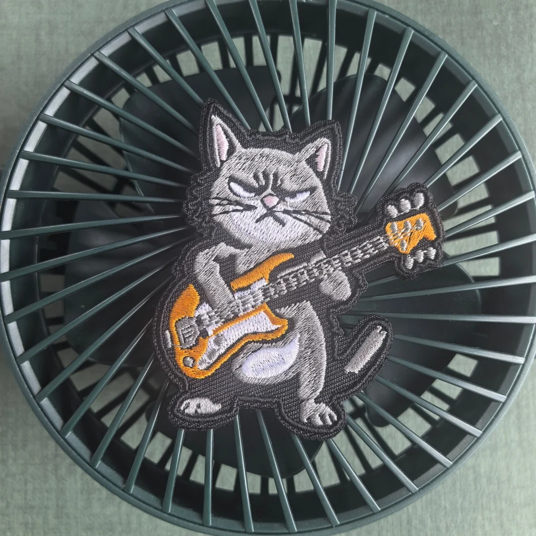 Фото Нашивки Rebel Rock Cat с вышивкой на одежде, кошка с гитарой, нашивка с животным, тактический значок боевика на крючках и петлях для рюкзака, куртки №5