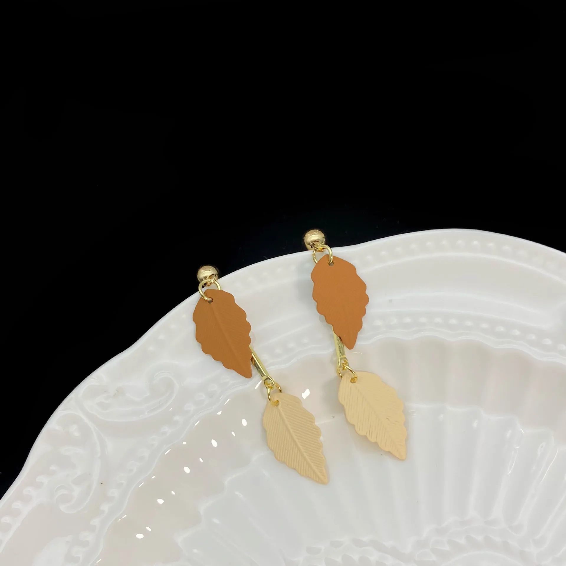 

Simple small fresh leaves Tassel Earrings personalized contrast autumn and winter Earrings 2021 trendy Earrings