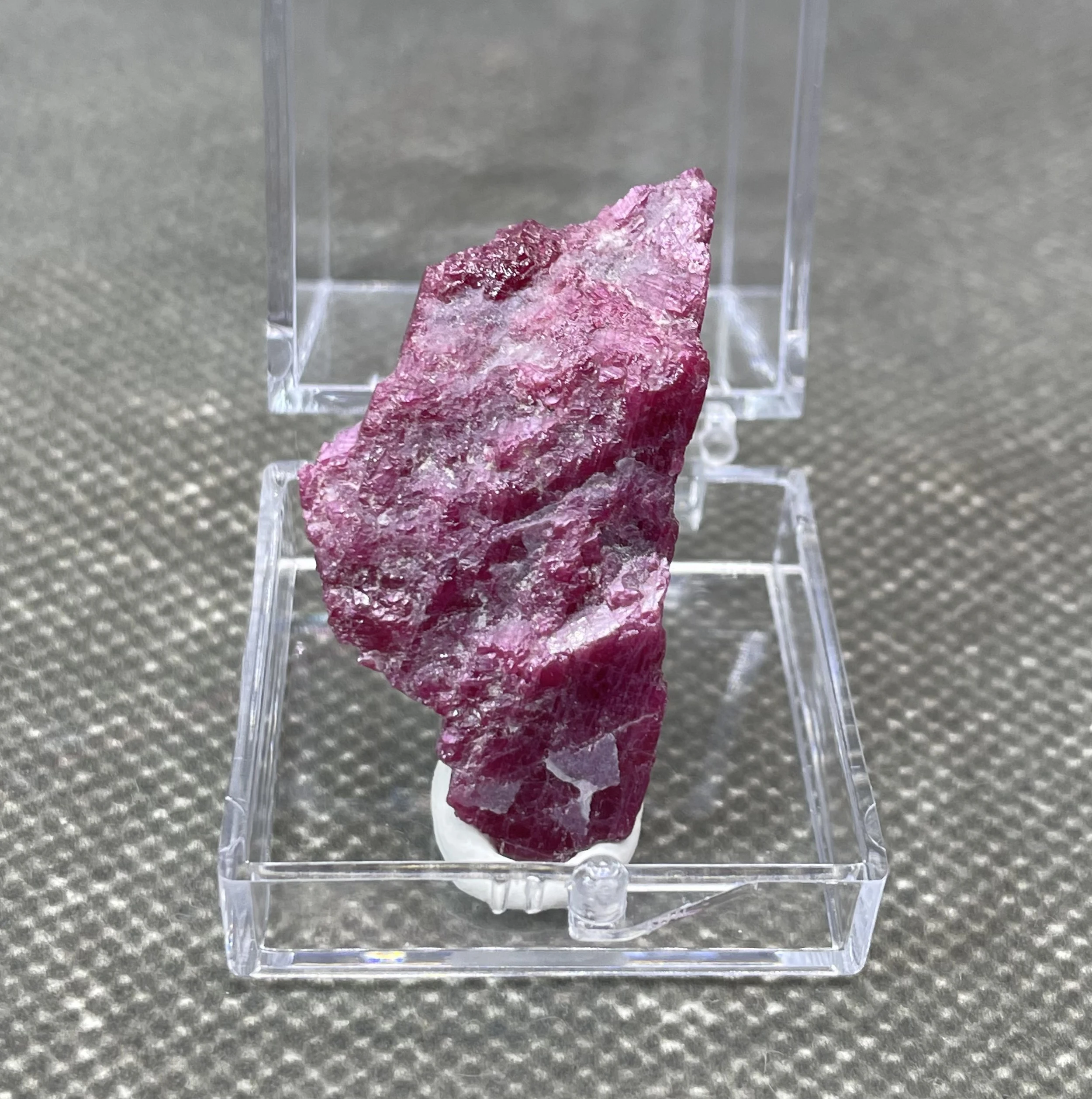 

NEW! BEST! 100% natural Myanmar Fluorescent Ruby rough mineral stones and crystals healing crystals quartz (box size 3.4cm)