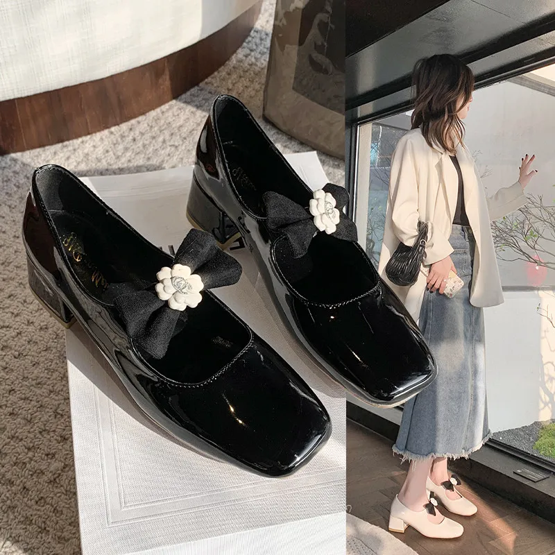 Туфли на каблуке с квадратным носком и бантом. Женская обувь. Осеннее летнее