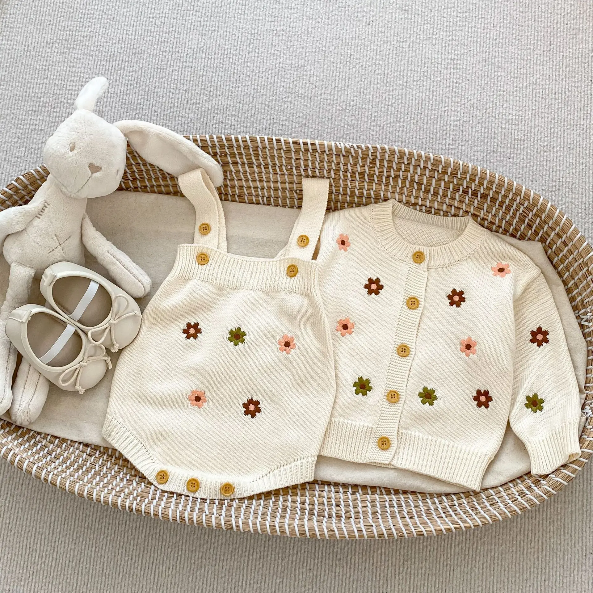 

Осенняя Новинка, детская одежда, вязаный кардиган с цветочной вышивкой для малышей, пальто или хлопковое боди на бретельках для новорожденных, костюм-свитер для маленьких девочек