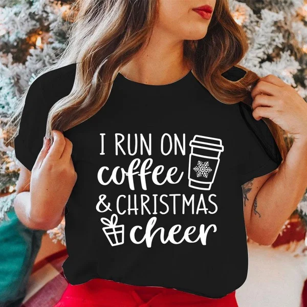 Женская рождественская Футболка I Run on Coffee &amp Christmas Cheer модная Рождественская